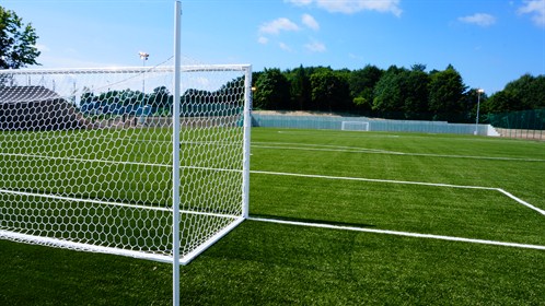 terrain de football en gazon synthétique