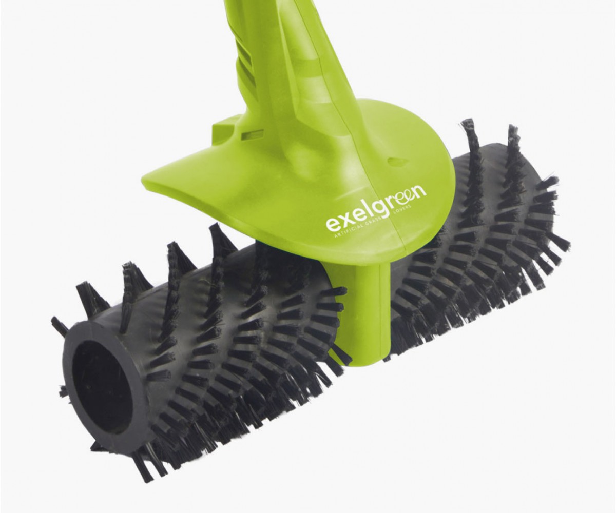 Electric, cordless brush for artificial grass