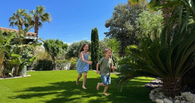 Choisir un gazon synthétique pour un jardin familial