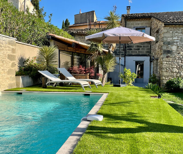 Choisir un gazon synthétique pour un tour de piscine