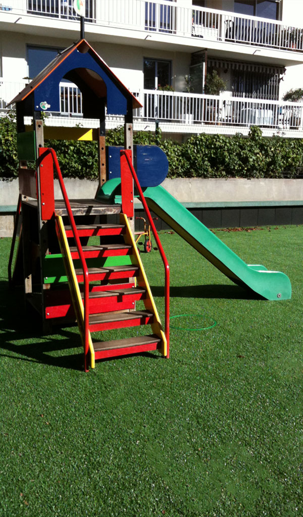pelouse synthétique sur une aire de jeux pour enfants