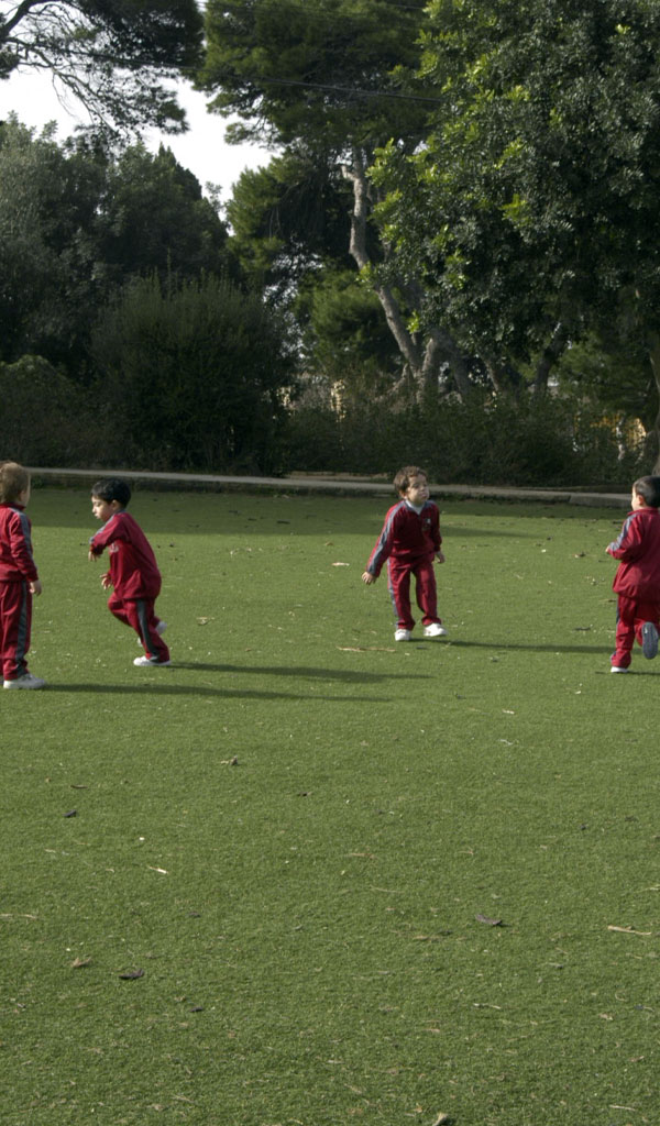 kinderen spelen op kunstgras