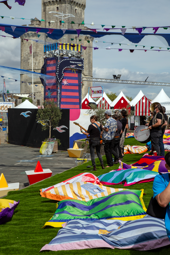 muziekgroep speelt op kunstgras