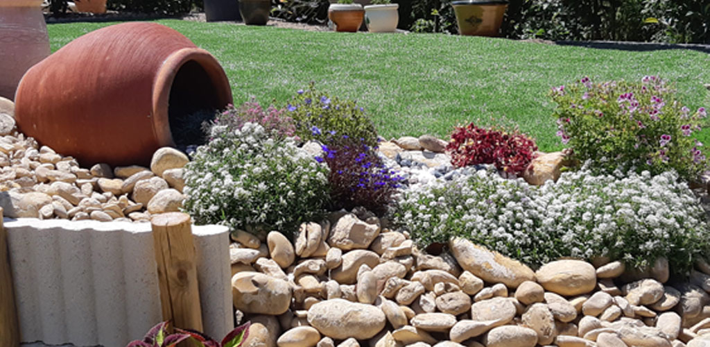 jardin décoré et pelouse synthétique