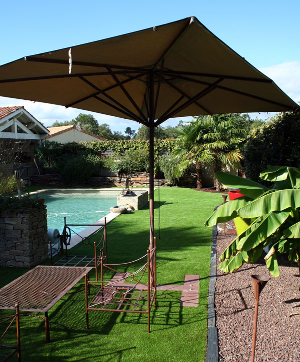 Jardin avec pelouse artificielle et piscine