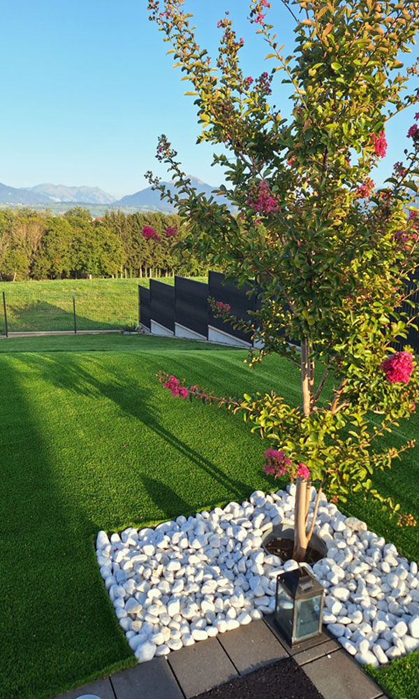 Jardin aménagé avec un gazon artificiel