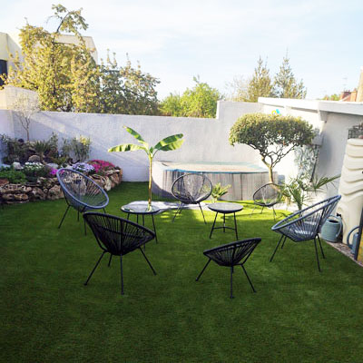 Gazon synthétique sur une terrasse