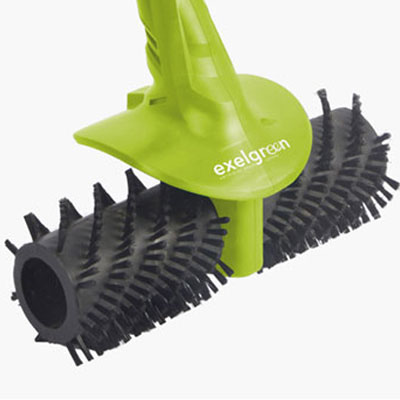 Electric brush for artificial grass