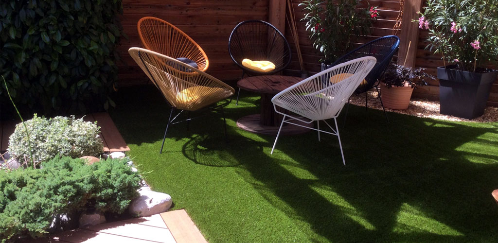 Synthetic lawn garden