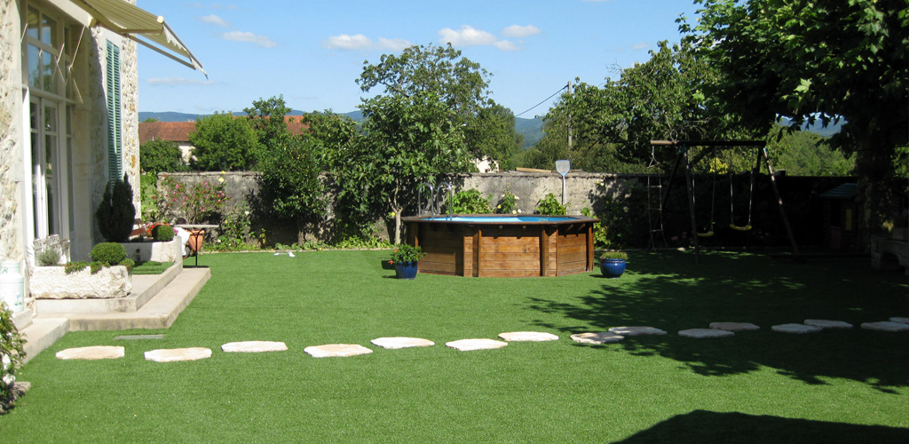 piscine hors sol et gazon artificiel