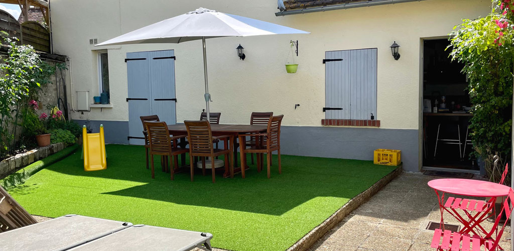 Terrasse avec du gazon synthétique