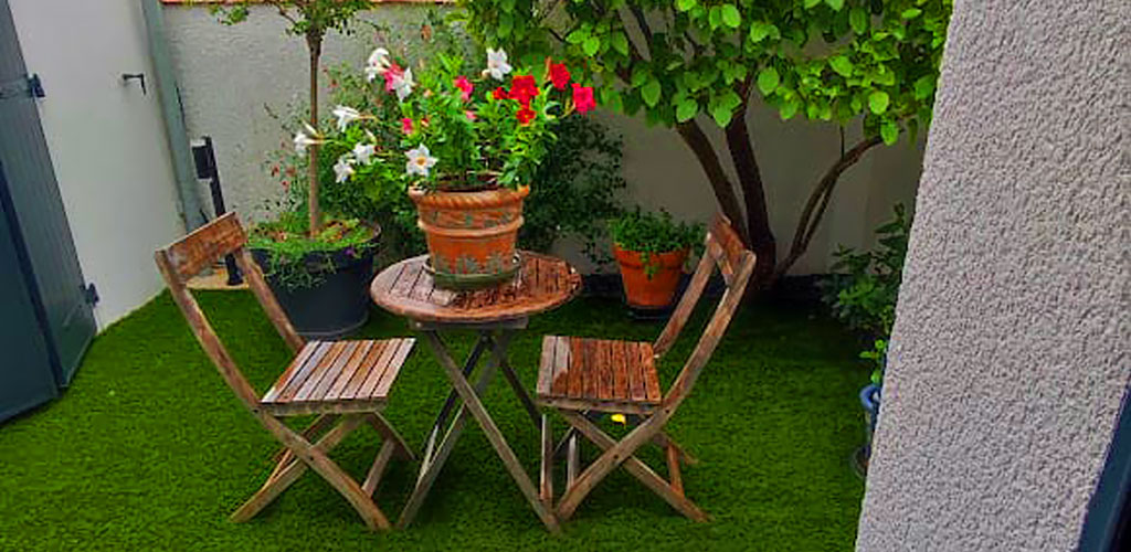 Small terrace with synthetic grass