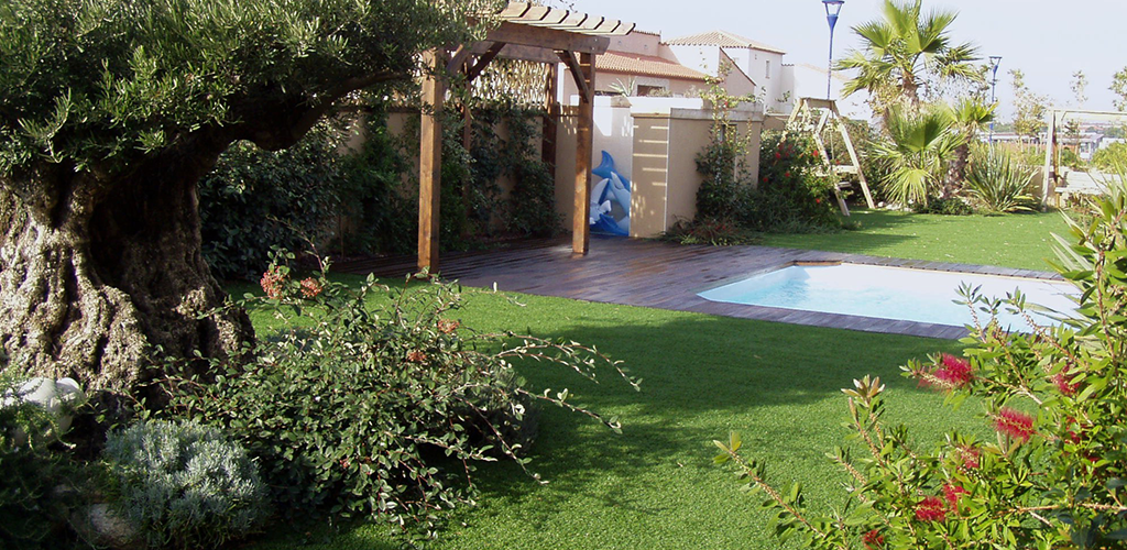 Garden with artificial turf