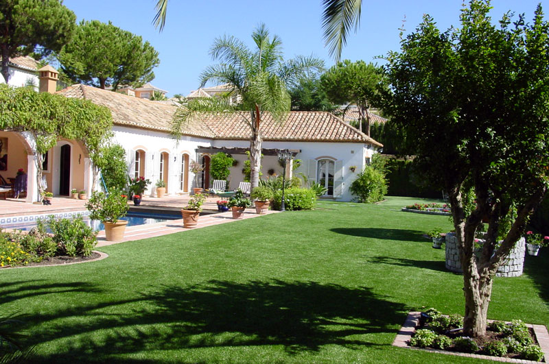 Belle maison avec piscine et gazon artificiel