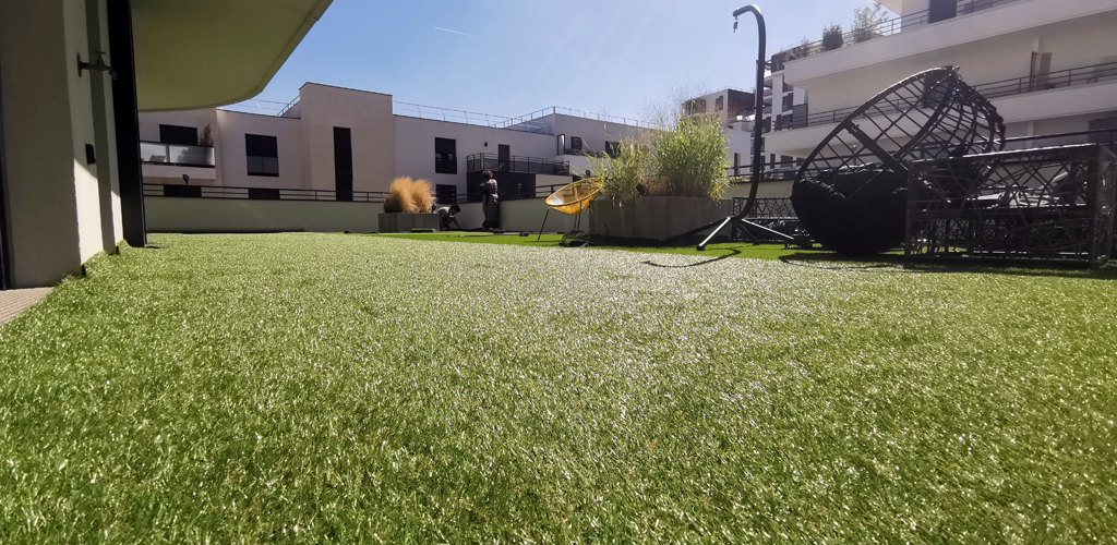 Gazon artificiel sur une terrasse