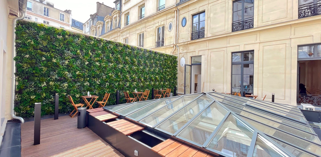 Mur végétal artificiel sur un toit terrasse