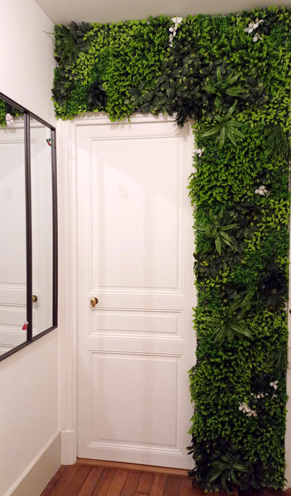 Mur végétal artificiel autour d'une porte