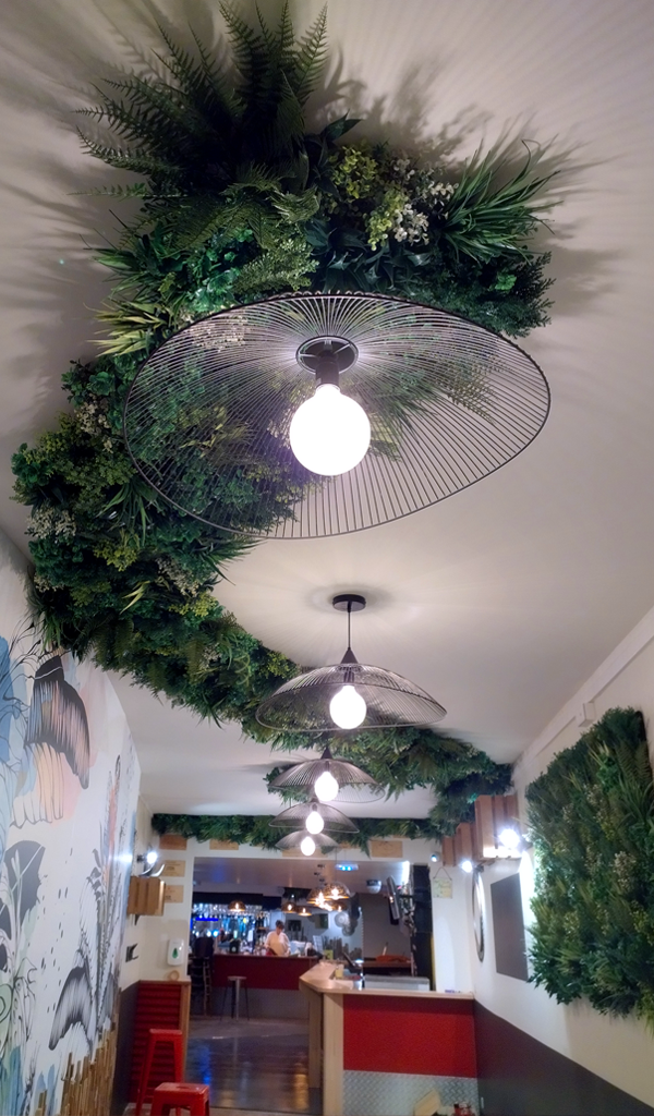 Plafond avec un mur végétal artificiel