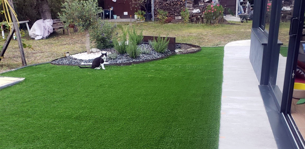 Gaon synthétique devant une maison avec un chat