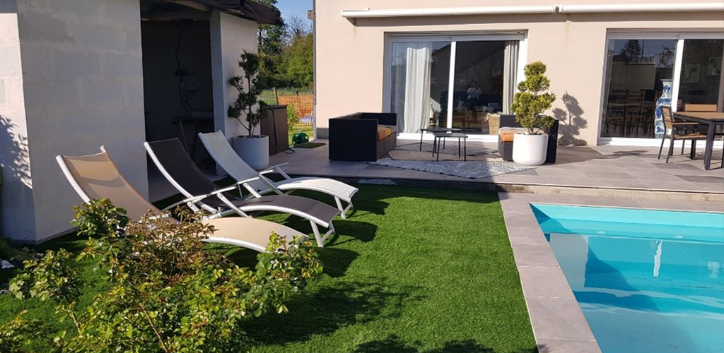Gazon artificiel autour d'une piscine