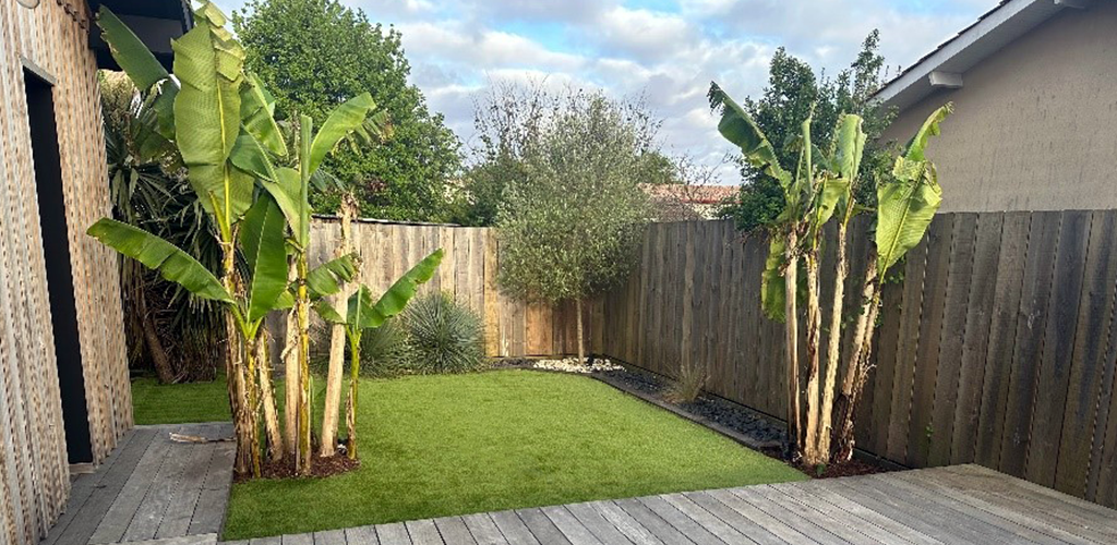 Gazon synthétique sur une terrasse