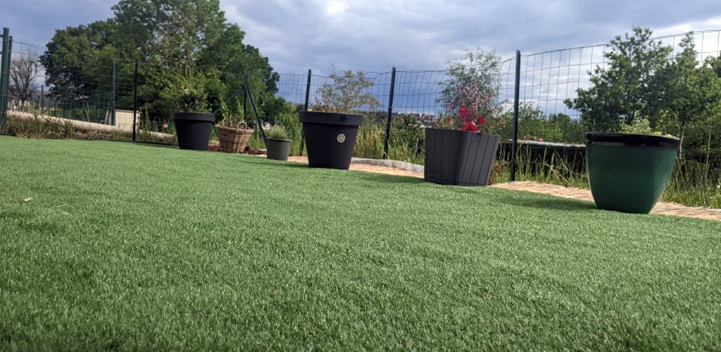 Gazon artificiel et jardin