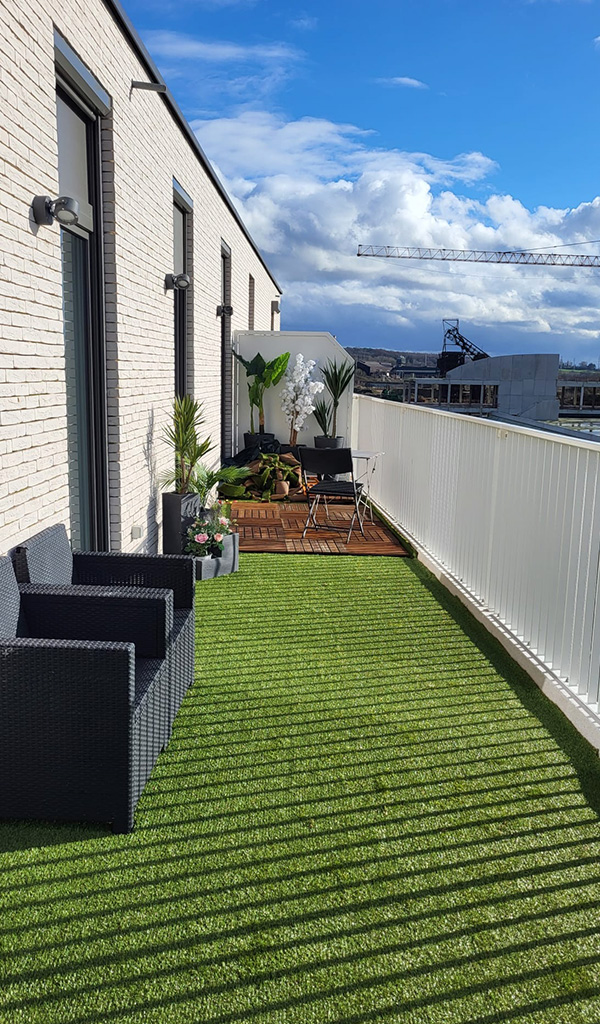 Gazon artificiel sur un balcon