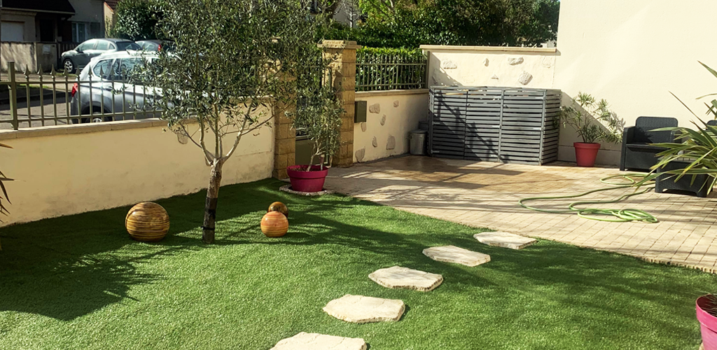Gazon artificiel aménagé sur un jardin