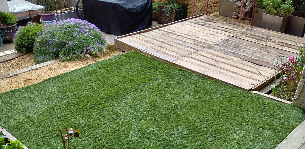 gazon synthétique sur une terrasse