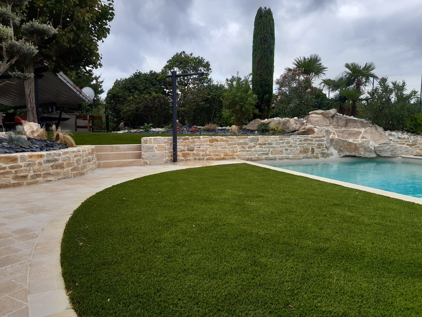 Pelouse artificielle dans un jardin