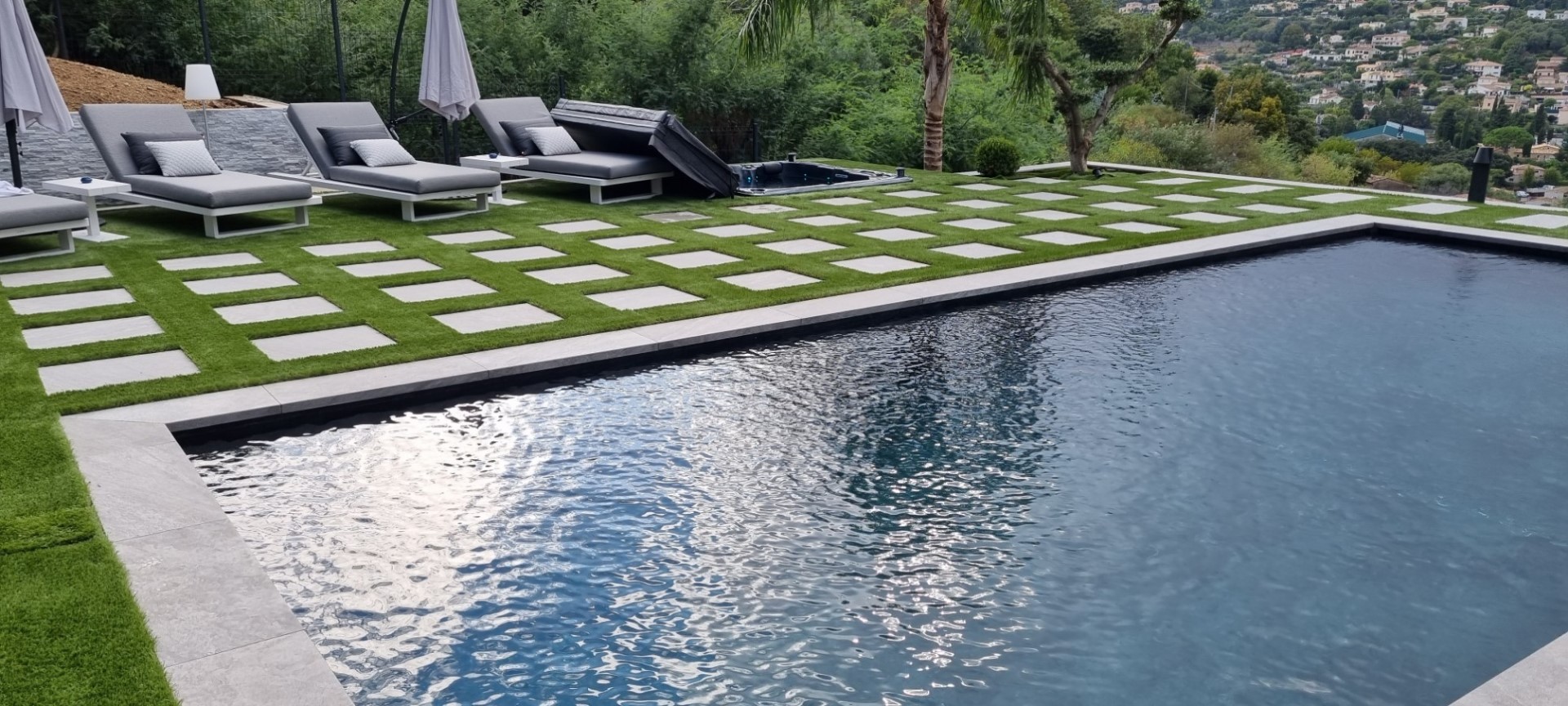 Gazon artificiel sur un petit jardin